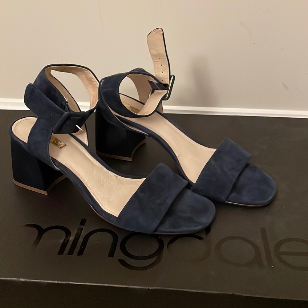 Louise et Cie Women's Size 10 Sandals
Dark Navy blue Suede.